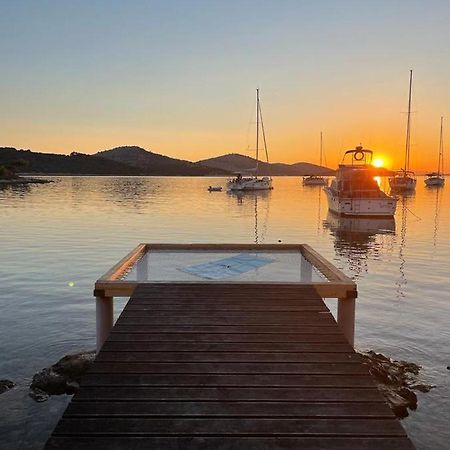 Beach House Hela - Resort & Tavern Bain, Free Transport, Pool, Island Of Zut - Kornati Pristanisce Exterior foto