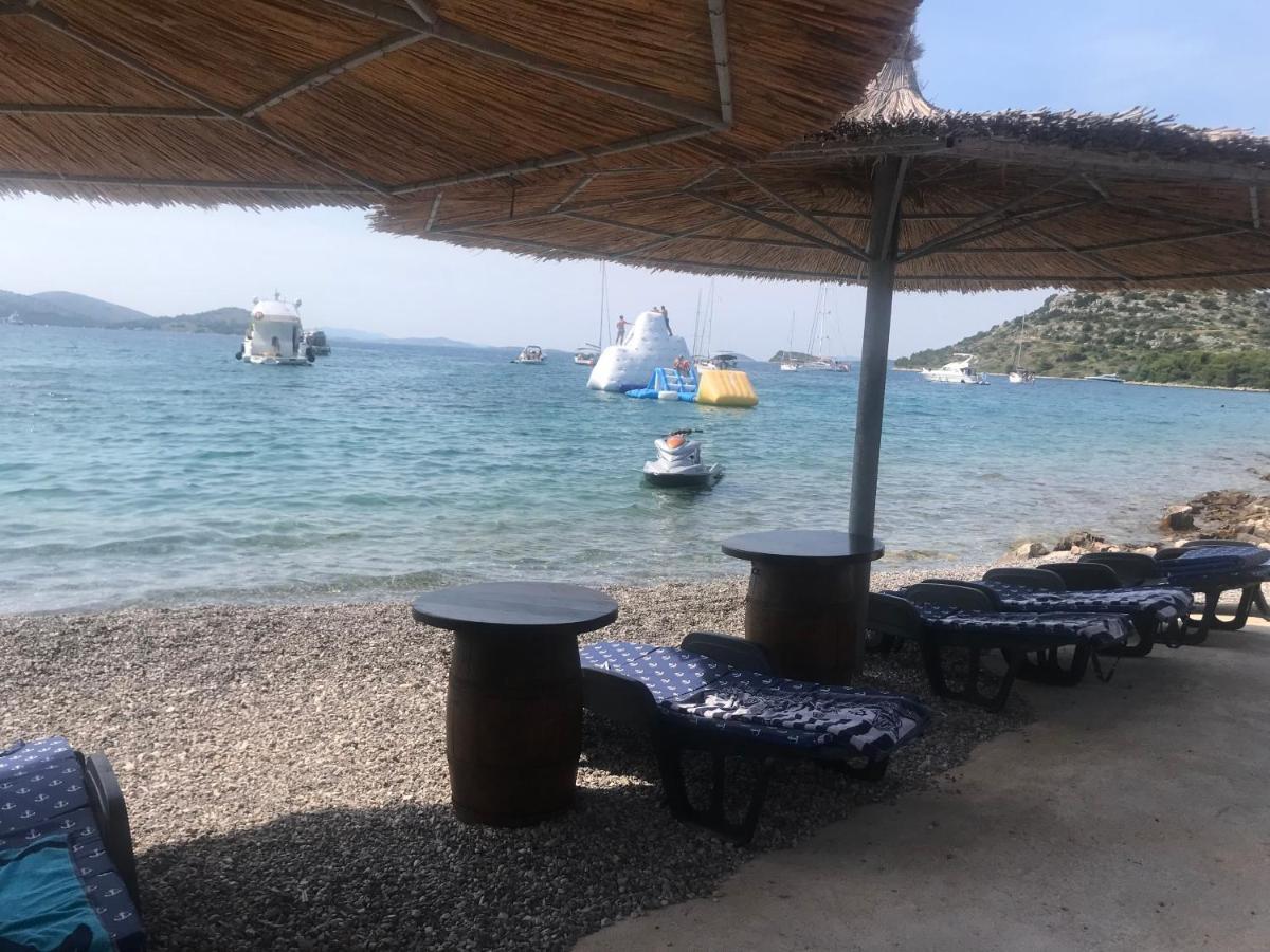 Beach House Hela - Resort & Tavern Bain, Free Transport, Pool, Island Of Zut - Kornati Pristanisce Exterior foto